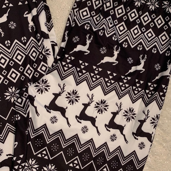 Last 2! Comfy & Stylish CHRISTMAS leggings - Picture 7 of 8